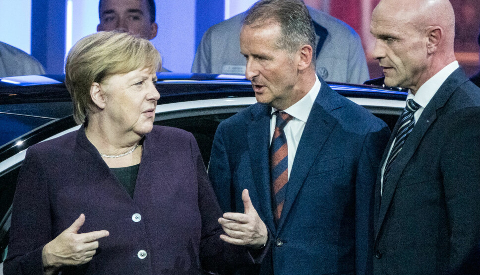 TAKK OG FARVEL: Forbundskansler Angela Merkel med Herbert Diess og Thomas Ulbrich under åpningen av den nye VW-fabrikken i Zwickau i fjor. Nå slutter Ulbrich i Volkswagen.