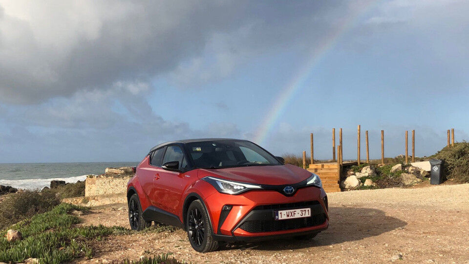 MINIMALE ENDRINGER: Designet til Toyota C-HR er blitt ikonisk, og det endrer man selvsagt ikke på. De utvendige endringene på den oppgraderte modellen, begrenser seg til ny lyssignatur og noen detaljer i front og hekk. Foto: Øivind A. Monn-Iversen MINIMALE ENDRINGER: Designet til Toyota C-HR er blitt ikonisk, og det endrer man selvsagt ikke på. De utvendige endringene på den oppgraderte modellen, begrenser seg til ny lyssignatur og noen detaljer i front og hekk. Foto: Øivind A. Monn-Iversen