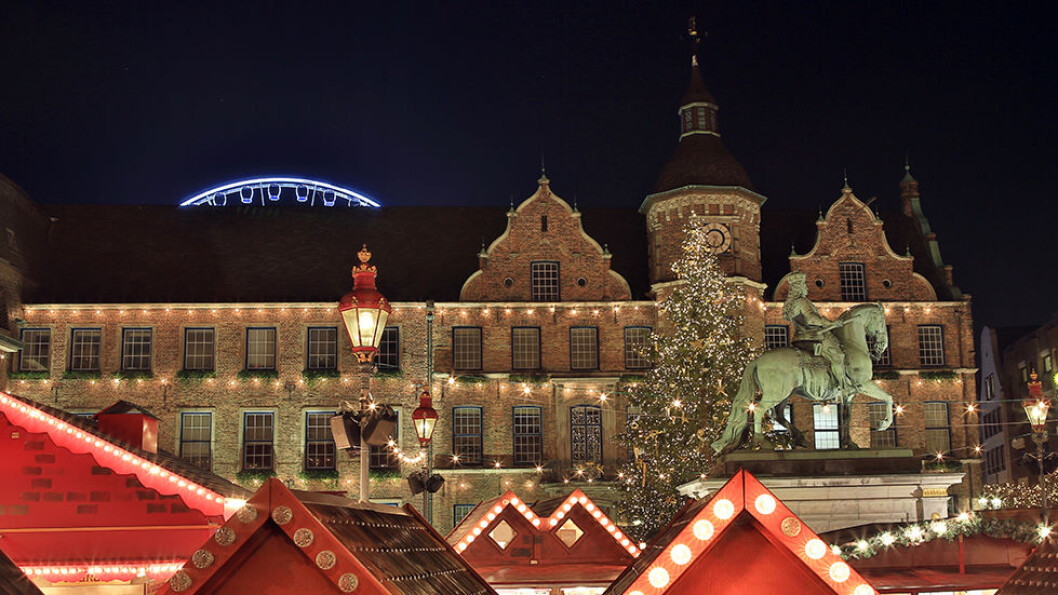 JULEMARKED: På Marktplatz i hjertet av gamlebyen i Düsseldorf, tennes lysene når mørket faller på. JULEMARKED: På Marktplatz i hjertet av gamlebyen i Düsseldorf, tennes lysene når mørket faller på.