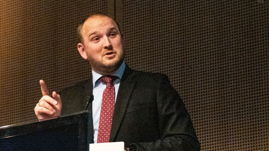 BLÅRUSS: Samferdselsminister Jon Georg Dale varsler at pengebruken på landets samferdselsprosjekter kan få strammere tøyler. Foto: Peter Raaum BLÅRUSS: Samferdselsminister Jon Georg Dale varsler at pengebruken på landets samferdselsprosjekter kan få strammere tøyler. Foto: Peter Raaum