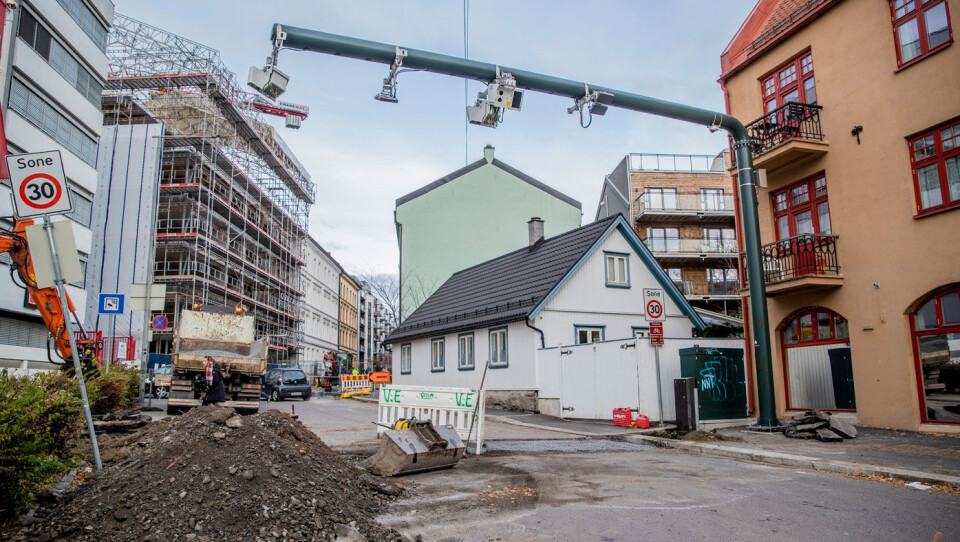 GRAVEARBEID: Flyttingen av den mye omdiskuterte bomstasjonen i Sandakerveien er i gang. Masten til bomstasjonen flyttes over på den andre siden av veien. Foto: Stian Lysberg Solum / NTB scanpix GRAVEARBEID: Flyttingen av den mye omdiskuterte bomstasjonen i Sandakerveien er i gang. Masten til bomstasjonen flyttes over på den andre siden av veien. Foto: Stian Lysberg Solum / NTB scanpix