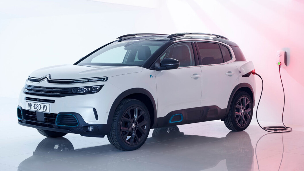 TILKOBLET: Citroën C5 Aircross Hybrid lader for 50 km elektrisk kjøring på under to timer på 7,4 kW. TILKOBLET: Citroën C5 Aircross Hybrid lader for 50 km elektrisk kjøring på under to timer på 7,4 kW.