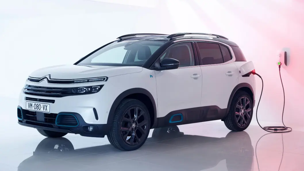 TILKOBLET: Citroën C5 Aircross Hybrid lader for 50 km elektrisk kjøring på under to timer på 7,4 kW. TILKOBLET: Citroën C5 Aircross Hybrid lader for 50 km elektrisk kjøring på under to timer på 7,4 kW.