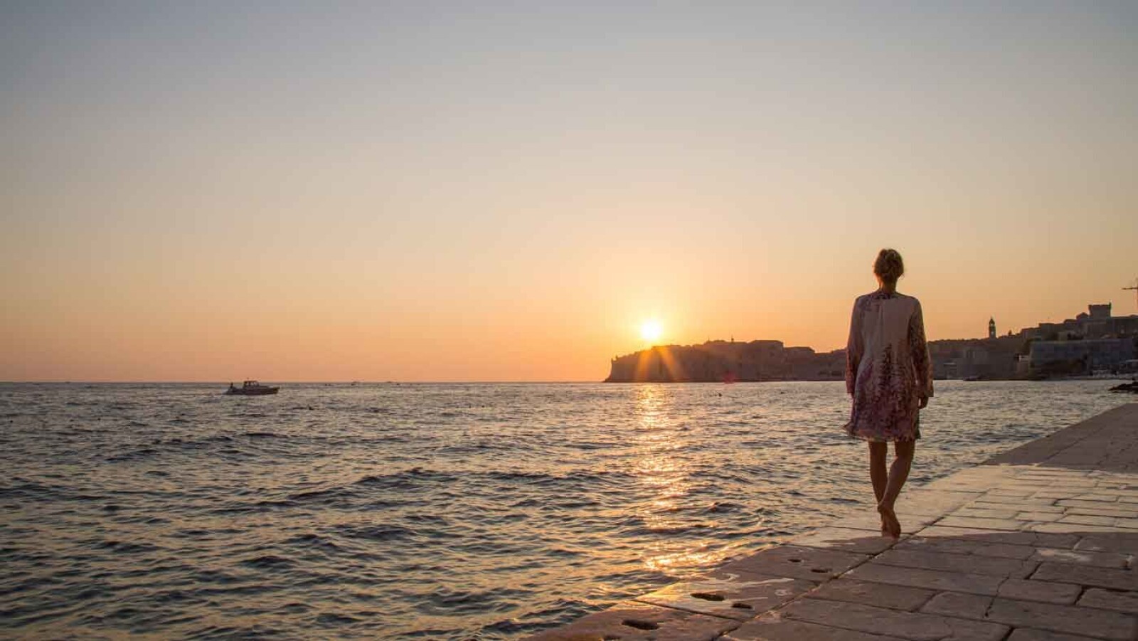 FULLSTENDIG SJARMERT: Vi ble helt betatt av gamlebyen i Dubrovnik, og det var vi ikke alene om. Ikke minst når mørket senker seg over borgen og du har rukket et siste bad før solen går ned. Foto: Siv-Elin Nærø FULLSTENDIG SJARMERT: Vi ble helt betatt av gamlebyen i Dubrovnik, og det var vi ikke alene om. Ikke minst når mørket senker seg over borgen og du har rukket et siste bad før solen går ned. Foto: Siv-Elin Nærø