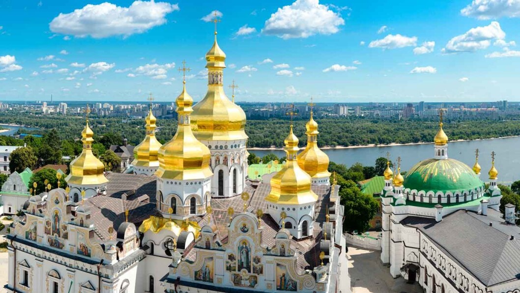 ST.SOFIA-KATEDRALEN:Katedralen med 13 kupler ble påbegynt i 1037 mens Jaroslav den vise regjerte, men stod ikke ferdig før to hundre år senere. Dette er den eldste kristne kirken i det øst-slaviske området som er fullt bevart, og den står på UNESCOs verdensarvliste. ST.SOFIA-KATEDRALEN:Katedralen med 13 kupler ble påbegynt i 1037 mens Jaroslav den vise regjerte, men stod ikke ferdig før to hundre år senere. Dette er den eldste kristne kirken i det øst-slaviske området som er fullt bevart, og den står på UNESCOs verdensarvliste.