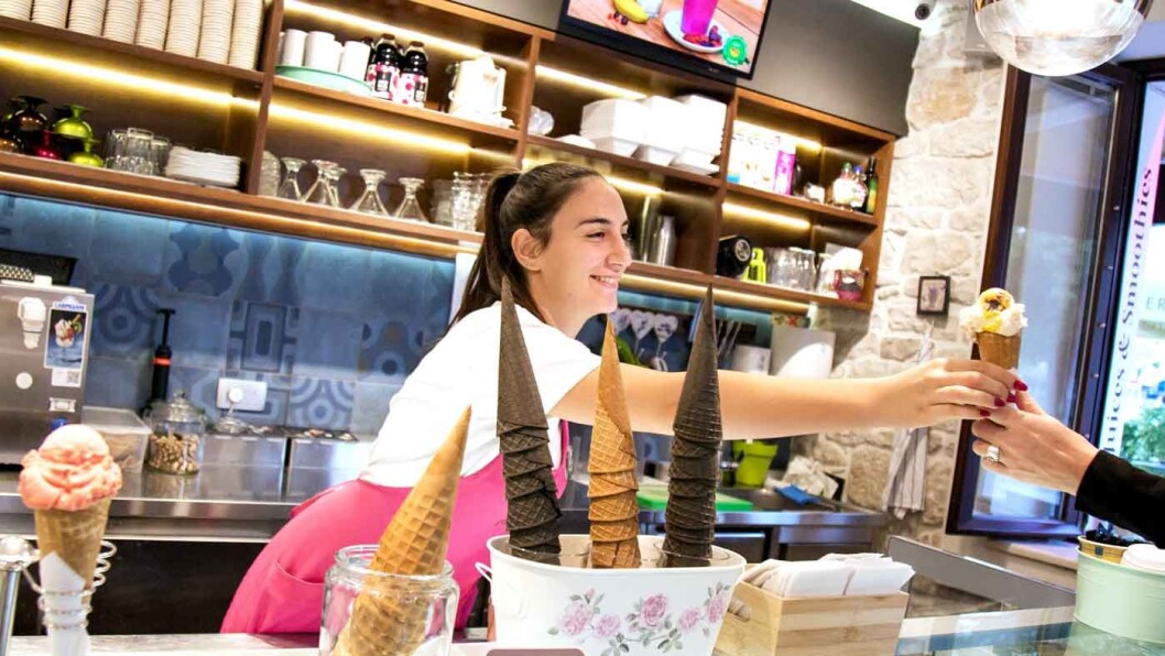 KREMEN AV IS: Petra Lucin i iskrembaren Bella Gelato i Trogir frister med 36 forskjellige sorter is. Foto: Siv-Elin Nærø KREMEN AV IS: Petra Lucin i iskrembaren Bella Gelato i Trogir frister med 36 forskjellige sorter is. Foto: Siv-Elin Nærø