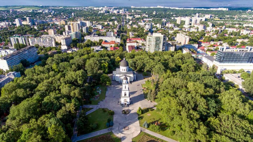 CHISINAU: Byen ble nærmest ødelagt av jordskjelv i 1940 og under andre verdenskrig, og ble bygget opp igjen i stalinistisk arkitektur kombinert med modernisme. CHISINAU: Byen ble nærmest ødelagt av jordskjelv i 1940 og under andre verdenskrig, og ble bygget opp igjen i stalinistisk arkitektur kombinert med modernisme.