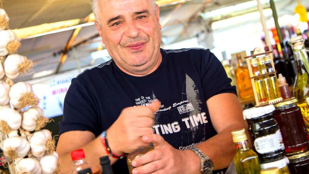 LOKALE SMAKER: Vojko Pavkovic på torget i Trogir byr på hjemmelaget likør. Foto: Siv-Elin Nærø LOKALE SMAKER: Vojko Pavkovic på torget i Trogir byr på hjemmelaget likør. Foto: Siv-Elin Nærø