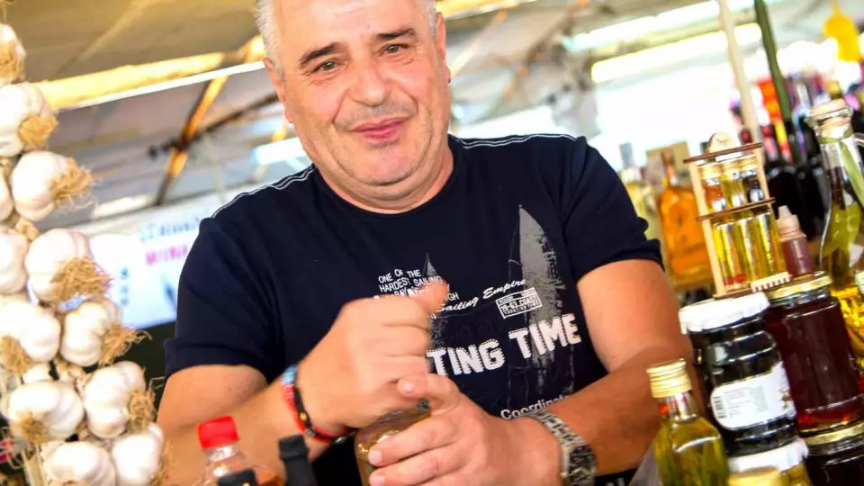 LOKALE SMAKER: Vojko Pavkovic på torget i Trogir byr på hjemmelaget likør. Foto: Siv-Elin Nærø