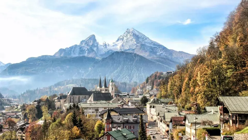 ALPEIDYLL: Det er lett å forelske seg i bayerske Berchtesgaden som ligger omgitt av høye fjell.