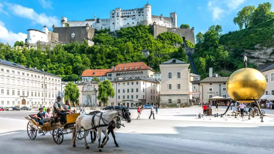UNDER FESTNINGEN: Hohensalzburg i Salzburg er Europas største festningsanlegg.