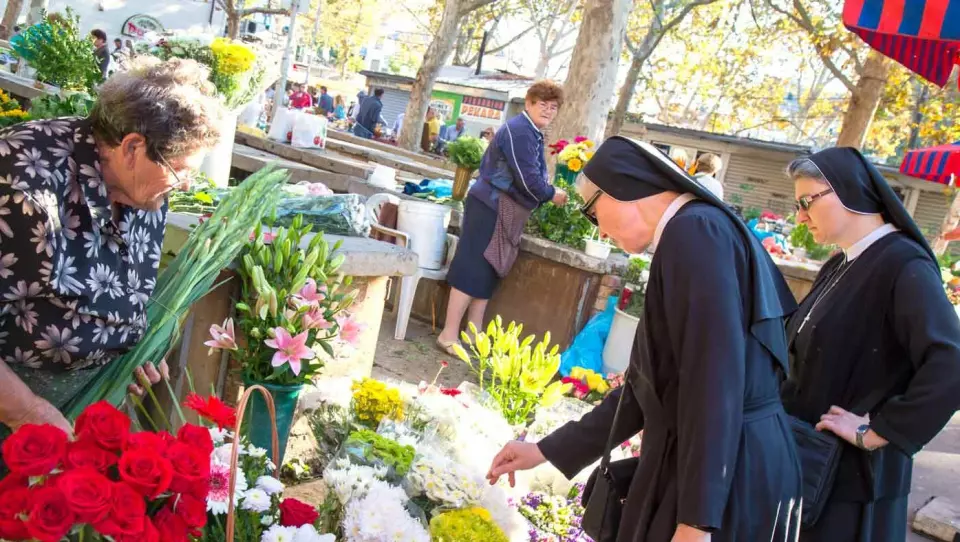 PÅ TRO OG ÆRE: Nonnene som handler blomster på markedet tilhører ett av flere klostre i Split. Foto: Siv-Elin Nærø