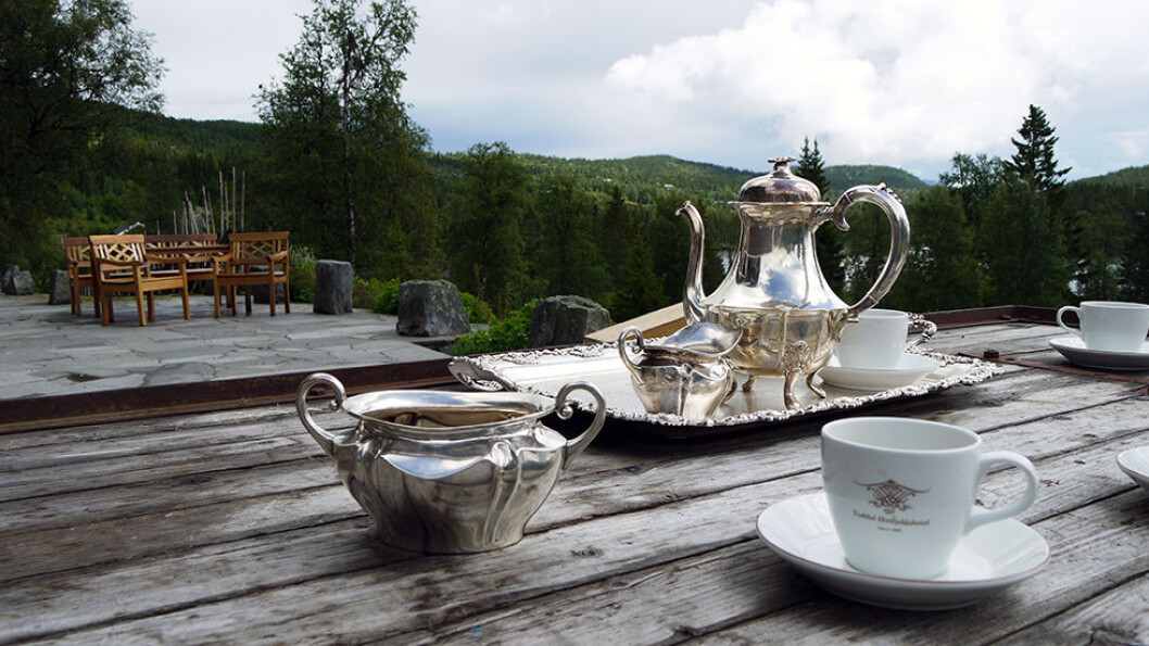 TID OG OPPLEVELSER: Tuddal Høyfjellshotel ligger fantastisk til med Gaustatoppen i ryggen og vannet foran seg. Her serveres gjerne kaffen på terrassen så sant været tillater det. Her ligger alt i detaljene. Foto: Pia Strømstad TID OG OPPLEVELSER: Tuddal Høyfjellshotel ligger fantastisk til med Gaustatoppen i ryggen og vannet foran seg. Her serveres gjerne kaffen på terrassen så sant været tillater det. Her ligger alt i detaljene. Foto: Pia Strømstad