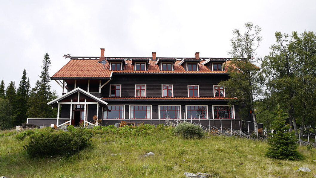 NORGES BEST BEVARTE TREHOTELL: Tuddal Høyfjellshotel, eller Høifjeldshotel, ligger på solsiden av Gaustatoppen og er Norges best bevarte trehotell. NORGES BEST BEVARTE TREHOTELL: Tuddal Høyfjellshotel, eller Høifjeldshotel, ligger på solsiden av Gaustatoppen og er Norges best bevarte trehotell.