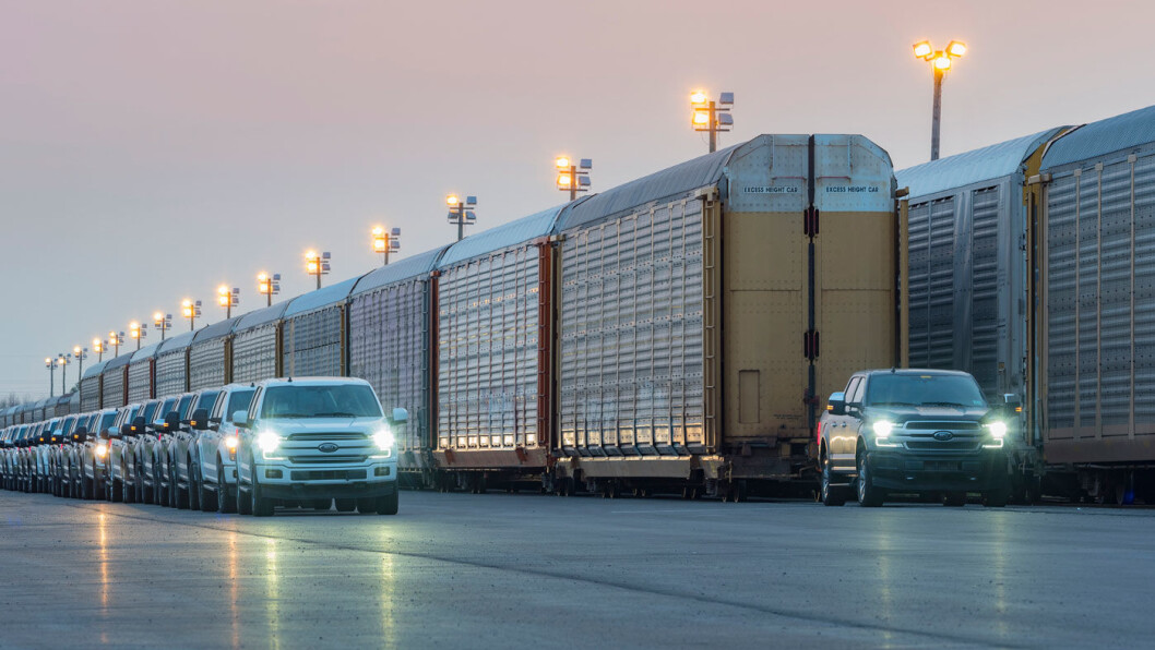 MANNDOMSPRØVEN: Ford ville i sommer bevise at også en elektrisk F-150 har trekkraft. Her har prototypen 10 godsvogner på slep, eller – som til venstre i bildet – 42 eksemplarer av dagens F-150. Foto: Ford Motor Company MANNDOMSPRØVEN: Ford ville i sommer bevise at også en elektrisk F-150 har trekkraft. Her har prototypen 10 godsvogner på slep, eller – som til venstre i bildet – 42 eksemplarer av dagens F-150. Foto: Ford Motor Company