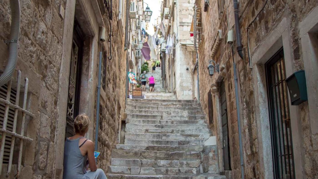 SJARMERENDE DUBROVNIK: Trange smug og åpne plasser kjennetegner gamlebyen i Dubrovnik. Foto: Siv-Elin Nærø SJARMERENDE DUBROVNIK: Trange smug og åpne plasser kjennetegner gamlebyen i Dubrovnik. Foto: Siv-Elin Nærø