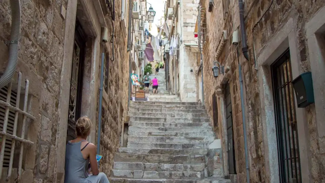 SJARMERENDE DUBROVNIK: Trange smug og åpne plasser kjennetegner gamlebyen i Dubrovnik. Foto: Siv-Elin Nærø SJARMERENDE DUBROVNIK: Trange smug og åpne plasser kjennetegner gamlebyen i Dubrovnik. Foto: Siv-Elin Nærø
