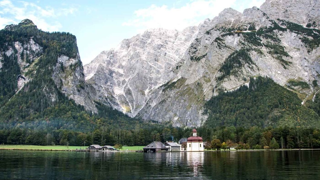 PILEGRIMSKIRKEN: St. Bartholomä ligger helt nede ved bredden av Königssee. PILEGRIMSKIRKEN: St. Bartholomä ligger helt nede ved bredden av Königssee.