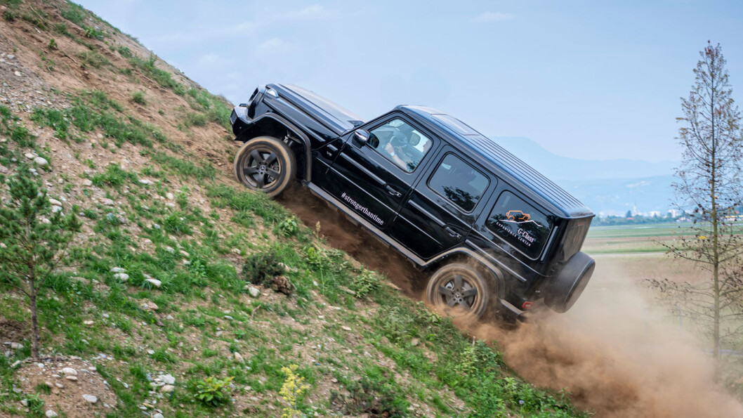 STOREBROR: G500 er den største Geländewagen-variantene, når vi holder AMG-modellen utenom, med en prislapp på 1.941.000, hvorav avgiftene utgjør 884.000 kroner. Dagens avgiftsregime for elbiler kan altså gjøre en forskjell. Foto: Daimler STOREBROR: G500 er den største Geländewagen-variantene, når vi holder AMG-modellen utenom, med en prislapp på 1.941.000, hvorav avgiftene utgjør 884.000 kroner. Dagens avgiftsregime for elbiler kan altså gjøre en forskjell. Foto: Daimler