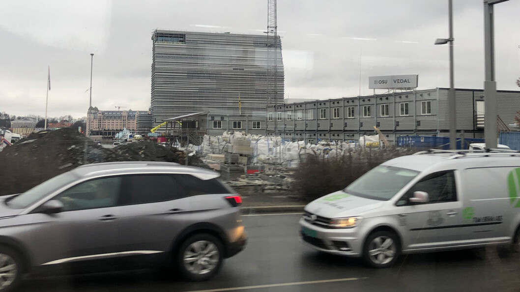 NORGE I GRÅTT, HVITT OG BLÅTT: Grå biler foran en grå bygning i hjertet av Oslo. Det er betegnende for vårt fargevalg. Foto: Guri Haram NORGE I GRÅTT, HVITT OG BLÅTT: Grå biler foran en grå bygning i hjertet av Oslo. Det er betegnende for vårt fargevalg. Foto: Guri Haram