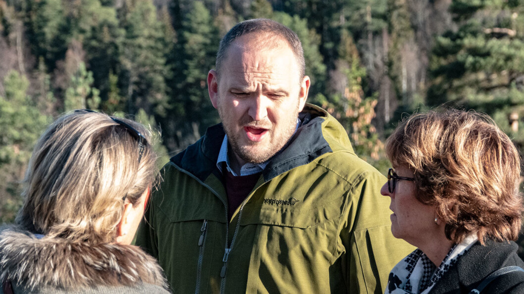 PÅ BEFARING: Samferdselsminister Jon Georg Dale i samtale med Bærums ordfører Lisbeth Hammer Krog (t.h.) og varaordfører Siw Wikan under befaring på nye E16 ved Skaret tidligere i høst. PÅ BEFARING: Samferdselsminister Jon Georg Dale i samtale med Bærums ordfører Lisbeth Hammer Krog (t.h.) og varaordfører Siw Wikan under befaring på nye E16 ved Skaret tidligere i høst.