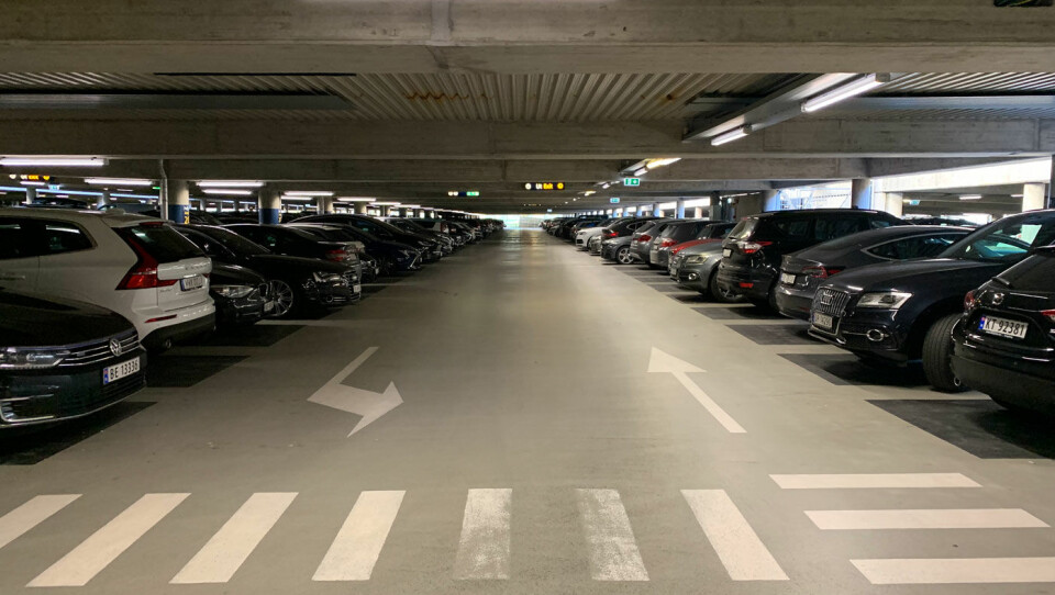 ET LITE STYKKE NORGE: Parkeringshuset på Gardermoen er ingen fargeeksplosjon…