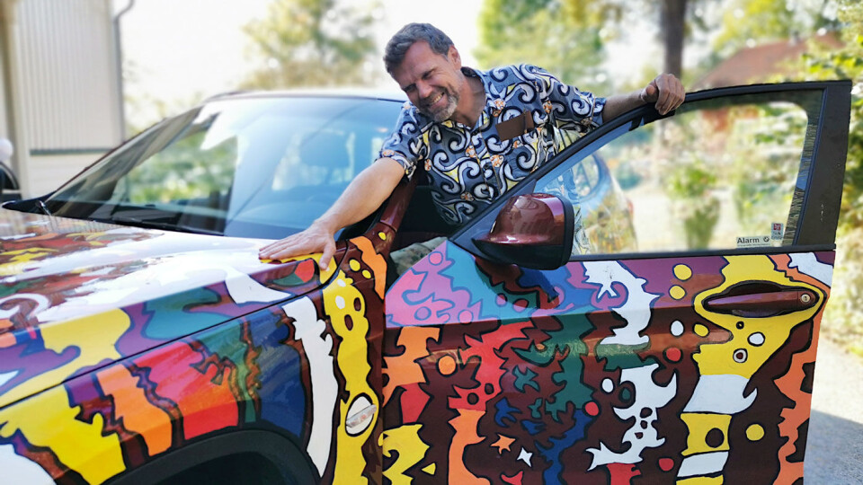 BENGALAKK: Hver dag lokker bilen til Eirik Jarl Trondsen fram glade smil. Han har også malt bilen som han har i Afrika. Foto: Guri Haram BENGALAKK: Hver dag lokker bilen til Eirik Jarl Trondsen fram glade smil. Han har også malt bilen som han har i Afrika. Foto: Guri Haram