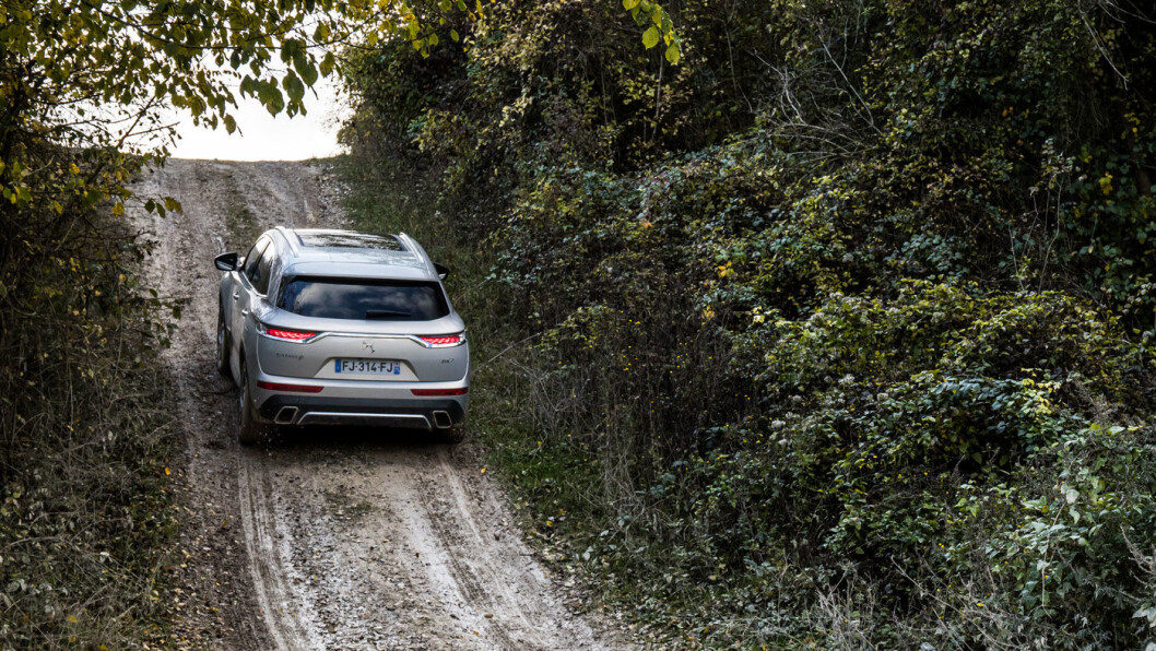 FIREHJULSDRIFT: DS 7 er kompetent også på sleipt underlag, det ble demonstrert offroad utenfor Paris. FIREHJULSDRIFT: DS 7 er kompetent også på sleipt underlag, det ble demonstrert offroad utenfor Paris.