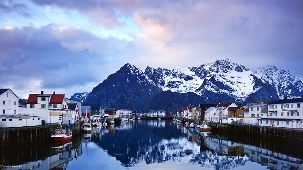 OVER POLARSIRKELEN: Vi krysser Vestfjorden og kommer til Lofoten der fiskeværene ligger i ly av den karakteristiske Lofotveggen. OVER POLARSIRKELEN: Vi krysser Vestfjorden og kommer til Lofoten der fiskeværene ligger i ly av den karakteristiske Lofotveggen.