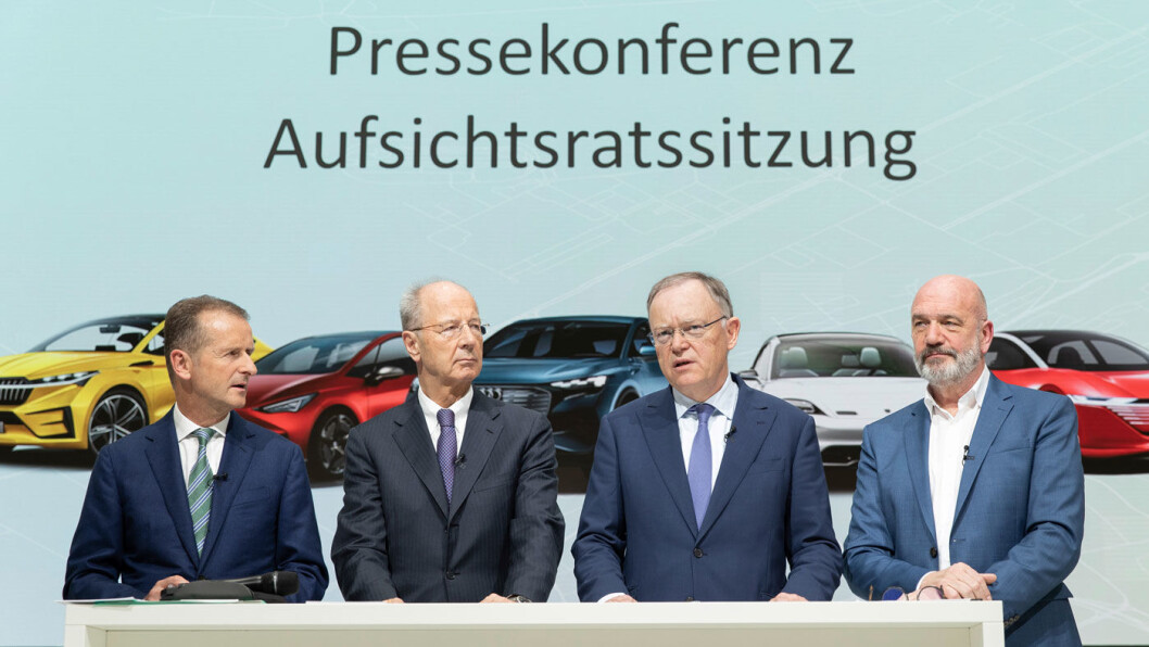 LA FRAM PLANER: VW-sjef Herbert Diess (f.v), Volkswagen AG-styreleder Hans Dieter Pötsch, VAG-styremedlem og ministerpresident i Niedersachsen Stephan Weil og fagforeningslederen Bernd Osterloh på en pressekonferanse fredag. Foto: Volkswagen AG LA FRAM PLANER: VW-sjef Herbert Diess (f.v), Volkswagen AG-styreleder Hans Dieter Pötsch, VAG-styremedlem og ministerpresident i Niedersachsen Stephan Weil og fagforeningslederen Bernd Osterloh på en pressekonferanse fredag. Foto: Volkswagen AG