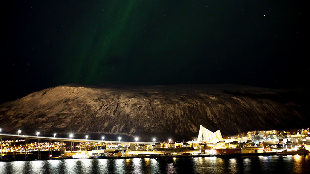 MØRKETID I TROMSØ: Vi klapper til kai i Tromsø, der broen og Ishavskatedralen lyses opp i mørket. MØRKETID I TROMSØ: Vi klapper til kai i Tromsø, der broen og Ishavskatedralen lyses opp i mørket.