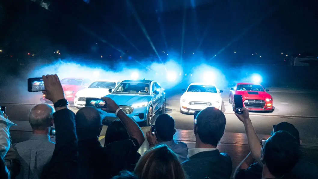 SLUPPET LØS: Fords første elbil, Mustang Mach-e, ble lansert i Los Angeles i natt. Her med en blå GT-utgave i midten blant et knippe Mustang-legender. Foto: Peter Raaum SLUPPET LØS: Fords første elbil, Mustang Mach-e, ble lansert i Los Angeles i natt. Her med en blå GT-utgave i midten blant et knippe Mustang-legender. Foto: Peter Raaum