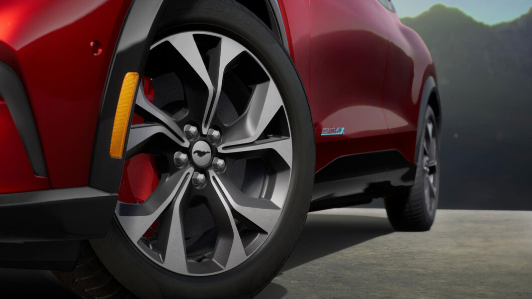 MERKEVARE: Mustang Mach-e kommer med valg mellom fire ulike felger, alle med mustangen i sentrum. MERKEVARE: Mustang Mach-e kommer med valg mellom fire ulike felger, alle med mustangen i sentrum.