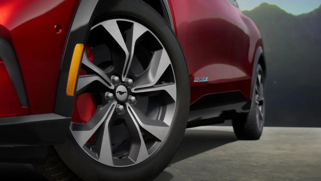 MERKEVARE: Mustang Mach-e kommer med valg mellom fire ulike felger, alle med mustangen i sentrum. MERKEVARE: Mustang Mach-e kommer med valg mellom fire ulike felger, alle med mustangen i sentrum.