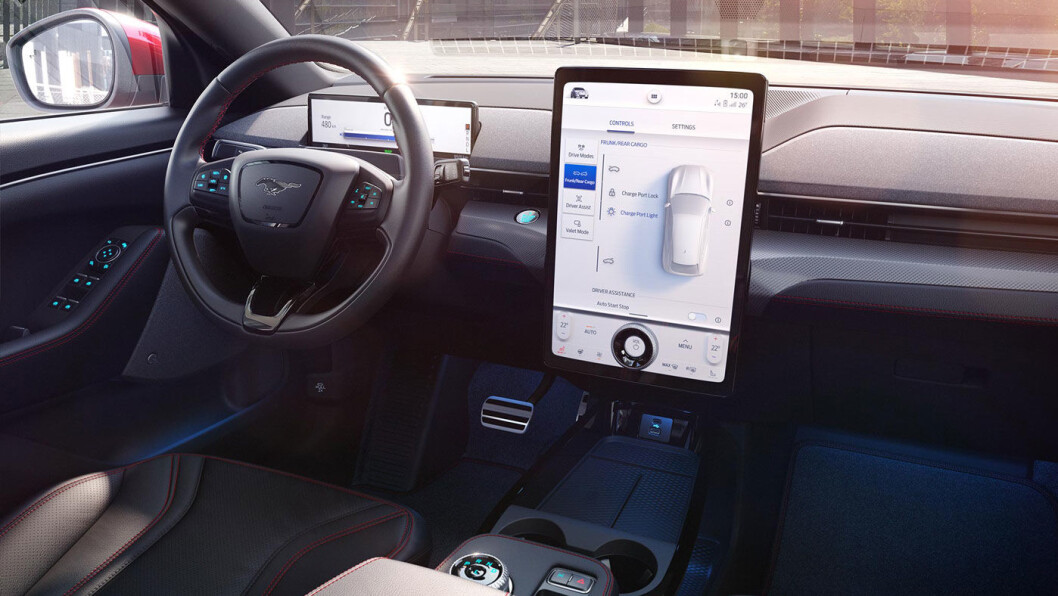 STÅENDE SKJERM: Infotainment-skjermen på 15,5 tommer er plassert stående, inspirert av vår bruk av mobiltelefonen. STÅENDE SKJERM: Infotainment-skjermen på 15,5 tommer er plassert stående, inspirert av vår bruk av mobiltelefonen.