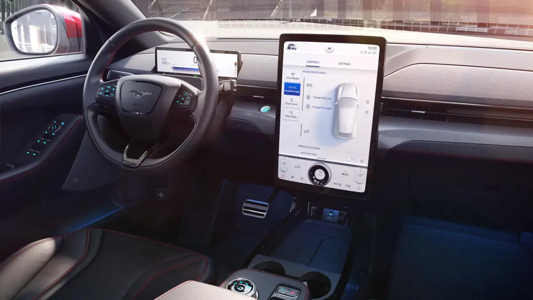 STÅENDE SKJERM: Infotainment-skjermen på 15,5 tommer er plassert stående, inspirert av vår bruk av mobiltelefonen. STÅENDE SKJERM: Infotainment-skjermen på 15,5 tommer er plassert stående, inspirert av vår bruk av mobiltelefonen.