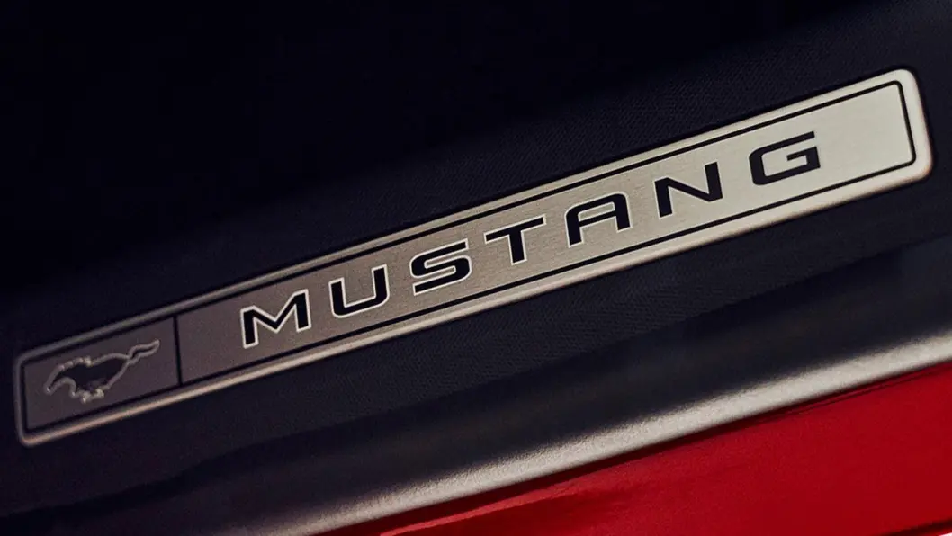VELKOMMEN INN: Når du låser opp bilen lyser mustang-logoen opp på bakken foran dørene, og på gulvet venter en ny påminnelse om hva du er på vei inn i når du åpner frontdørene. VELKOMMEN INN: Når du låser opp bilen lyser mustang-logoen opp på bakken foran dørene, og på gulvet venter en ny påminnelse om hva du er på vei inn i når du åpner frontdørene.