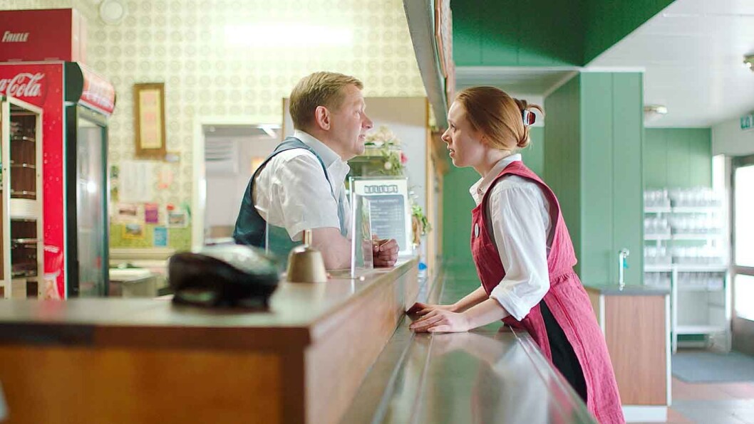 SJEL OG NOSTALGI: – Jeg er evig takknemlig for at vi fikk filme i gamle Nebbenes kro. Det er et smykke av en veikro, og interiøret er som det alltid har vært. Det er min kro, sier Bjarte Tjøstheim. SJEL OG NOSTALGI: – Jeg er evig takknemlig for at vi fikk filme i gamle Nebbenes kro. Det er et smykke av en veikro, og interiøret er som det alltid har vært. Det er min kro, sier Bjarte Tjøstheim.