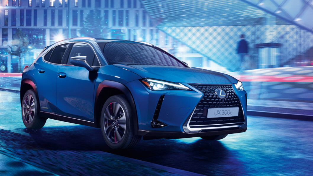 HELELEKTRISK: Utvendig har Lexus beholdt den karakteristiske grillen på UX 300e, selv om den er ganske overflødig på en helelektrisk bil. HELELEKTRISK: Utvendig har Lexus beholdt den karakteristiske grillen på UX 300e, selv om den er ganske overflødig på en helelektrisk bil.