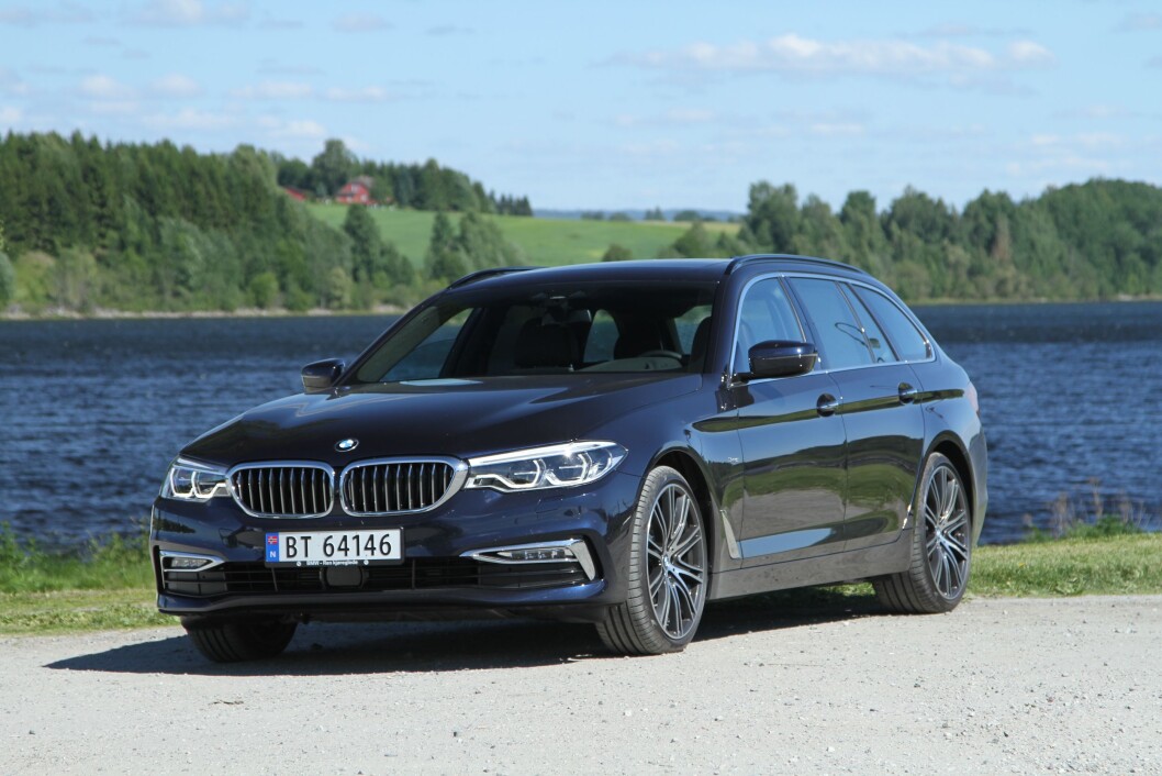 EVOLUSJON: Nye BMW 5-serie har kanskje fått noen av trekkene til storebror 7-serie, men ellers er forandringene svært forsiktige. Komforten i bilen imponerer imidlertid stort. Foto: Rune Korsvoll EVOLUSJON: Nye BMW 5-serie har kanskje fått noen av trekkene til storebror 7-serie, men ellers er forandringene svært forsiktige. Komforten i bilen imponerer imidlertid stort. Foto: Rune Korsvoll