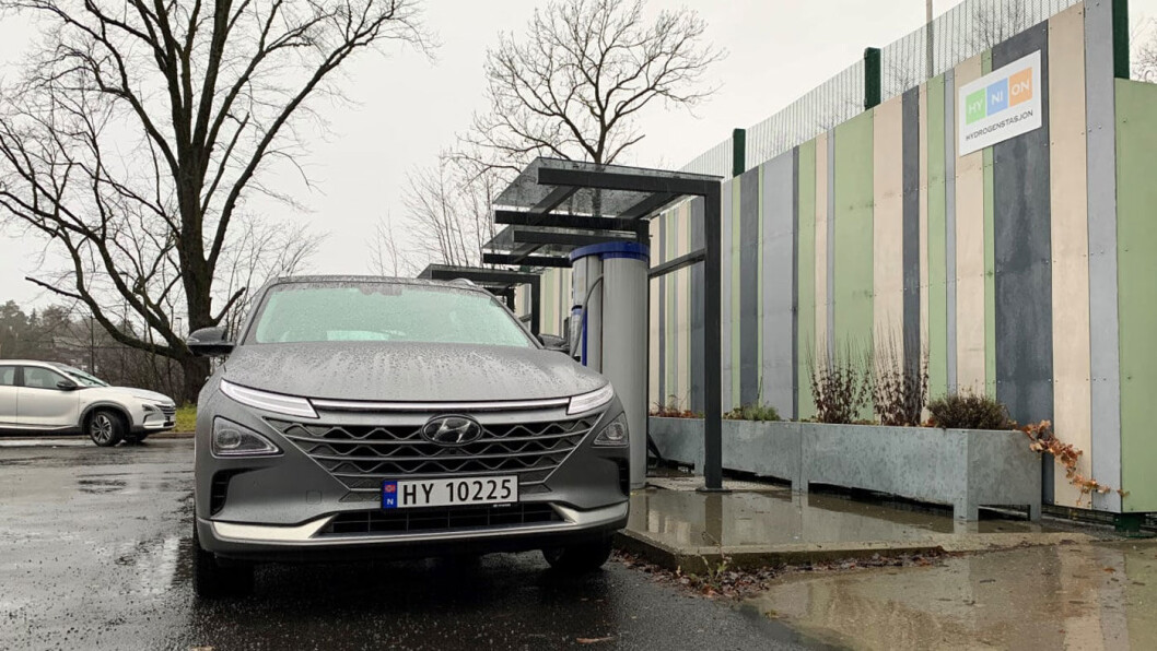 FYLLER OPP: Hyundai og Toyota går inn med penger for å bedre muligheten til å fylle hydrogen på bilen – som ved den nyåpnede Hynion-stasjonen på Høvik. Foto: Hynion FYLLER OPP: Hyundai og Toyota går inn med penger for å bedre muligheten til å fylle hydrogen på bilen – som ved den nyåpnede Hynion-stasjonen på Høvik. Foto: Hynion