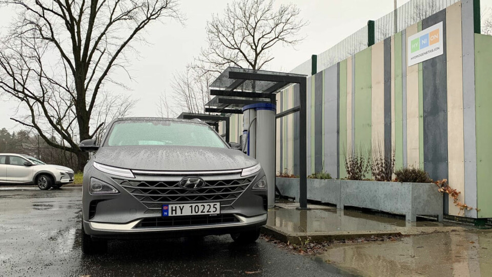 FYLLER OPP: Hyundai og Toyota går inn med penger for å bedre muligheten til å fylle hydrogen på bilen – som ved den nyåpnede Hynion-stasjonen på Høvik. Foto: Hynion