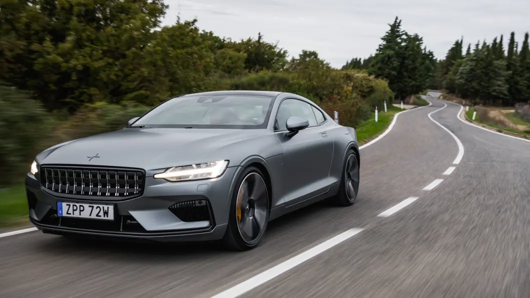 LINJELEKKER: Det er bare å nyte bilene av Polestar 1. Vi kan ikke tenke oss så mange biler som bedre mikser kombinasjonen av sport og eleganse. Bilen kan bestilles i fem ulike farger, også med matt lakk. Foto: Polestar LINJELEKKER: Det er bare å nyte bilene av Polestar 1. Vi kan ikke tenke oss så mange biler som bedre mikser kombinasjonen av sport og eleganse. Bilen kan bestilles i fem ulike farger, også med matt lakk. Foto: Polestar