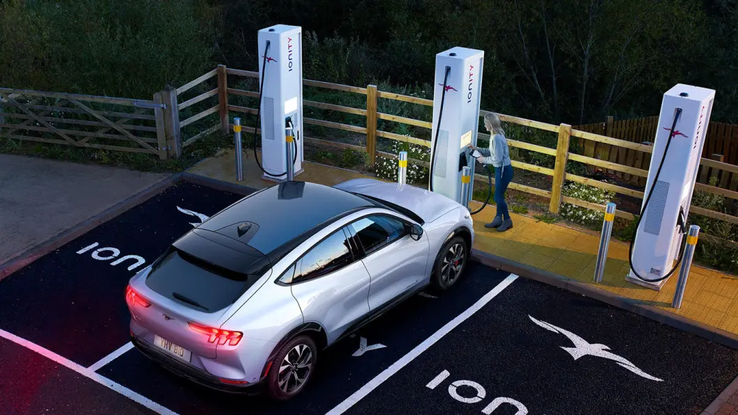 HURTIGLADER: For modellen med den største batteripakken lover Ford at den lader for 93 km kjøring på 10 minutter. HURTIGLADER: For modellen med den største batteripakken lover Ford at den lader for 93 km kjøring på 10 minutter.
