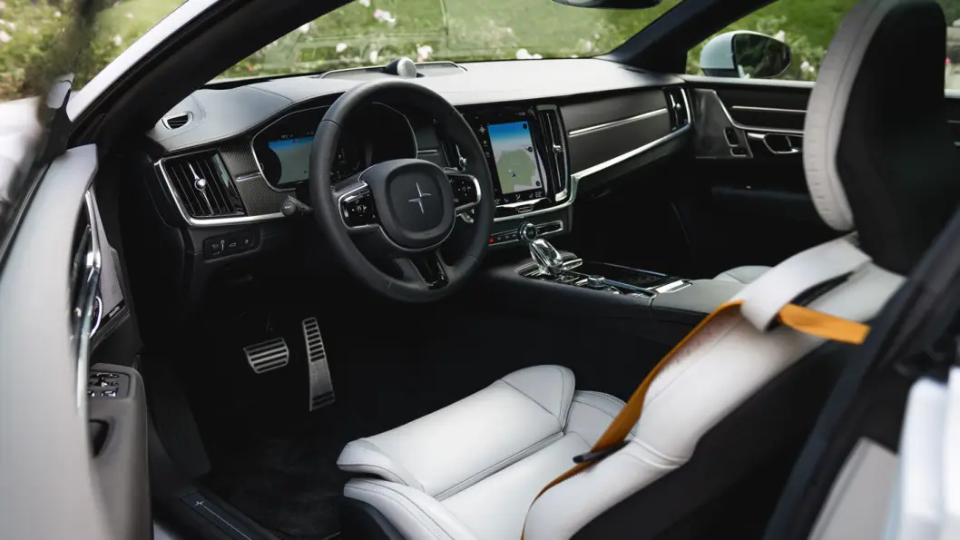 VOLVO-INTERIØR: Instrumentpanelet er mer eller mindre identisk med det du ser i dagens Volvoer, bare med finere materialer. Resultatet er lekkert, men selvsagt ikke oppsiktsvekkende. VOLVO-INTERIØR: Instrumentpanelet er mer eller mindre identisk med det du ser i dagens Volvoer, bare med finere materialer. Resultatet er lekkert, men selvsagt ikke oppsiktsvekkende.