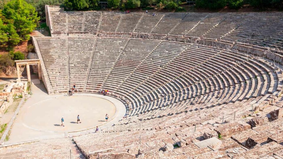 EPIDAURUS: Myten forteller at Apolons sønn, Asklepios, guden for medisin ble født ved foten av fjellet Kynortion. Her fantes det helbredende kilder, et tempel, et teater og etter hvert også sykehus. Det gigantiske utendørsteateret Thoros er nesten helt inntakt. Epidaurus står på UNESCOs verdensarvliste.