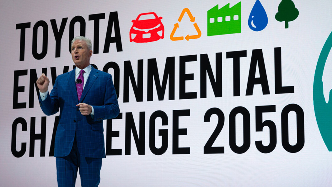 SNAKKER: Jack Hollis blant journalister under Toyota-presentasjonen i Los Angeles sist uke. SNAKKER: Jack Hollis blant journalister under Toyota-presentasjonen i Los Angeles sist uke.