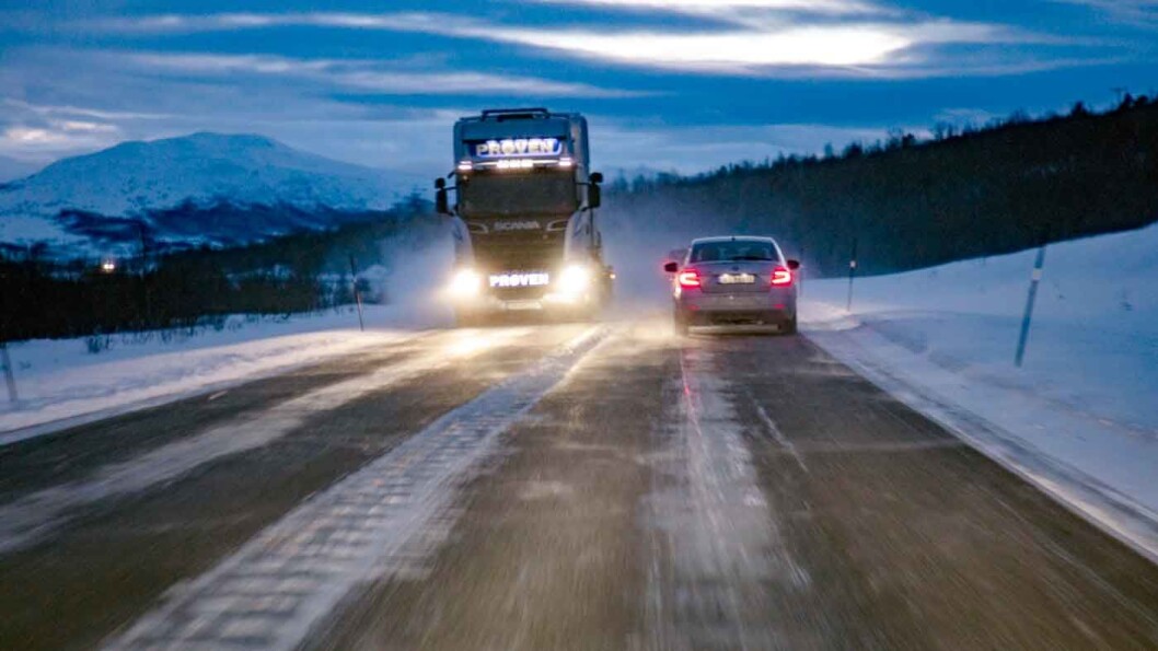 MØRKETID: Det er stor forskjell på lysmengden på nyere og eldre biler. Halogenlys gir mindre og gulere lys enn både xenon og LED-lys. Foto: Geir Olsen MØRKETID: Det er stor forskjell på lysmengden på nyere og eldre biler. Halogenlys gir mindre og gulere lys enn både xenon og LED-lys. Foto: Geir Olsen