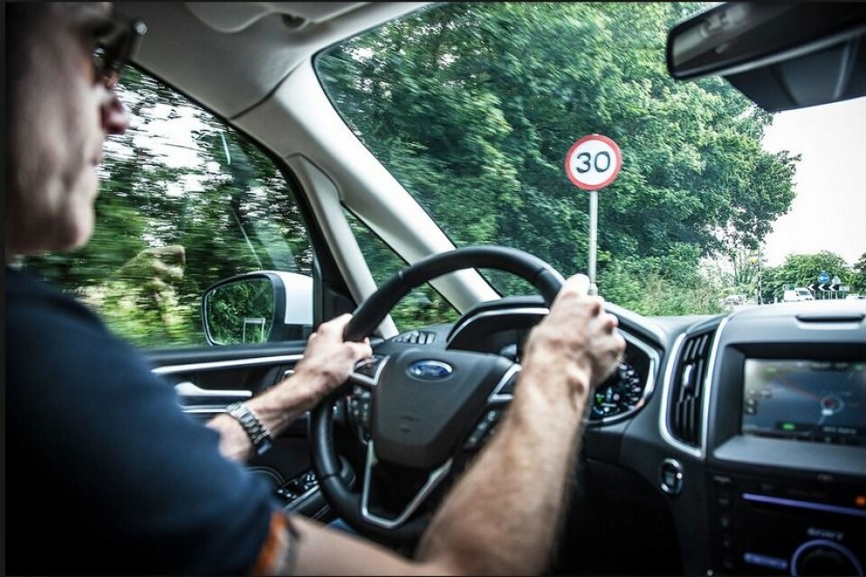 HOLDER FARTSGRENSEN: Bilen leser hastighetsskiltet og senker farten til lovlig nivå automatisk. Foto: Ford