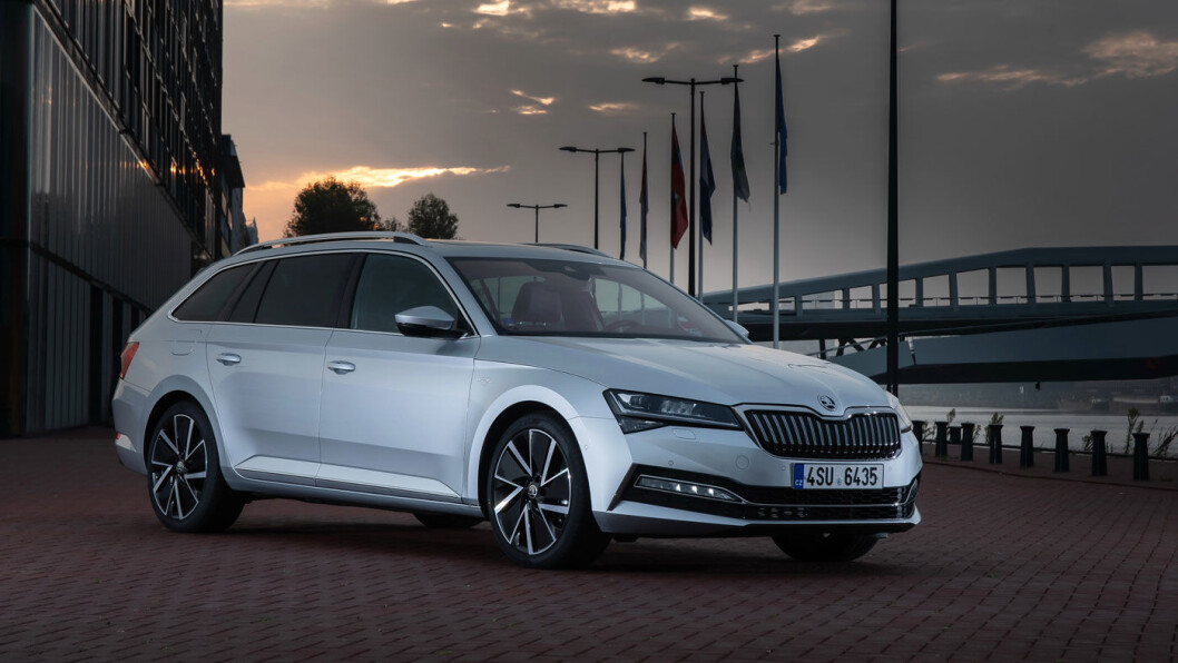 STRÅLER: Skoda Superb i oppfrisket utgave, er blitt enda mer elegant og sporty. Men den viktigste endringen er at den nå kommer som ladbar hybrid. Foto: Skoda STRÅLER: Skoda Superb i oppfrisket utgave, er blitt enda mer elegant og sporty. Men den viktigste endringen er at den nå kommer som ladbar hybrid. Foto: Skoda